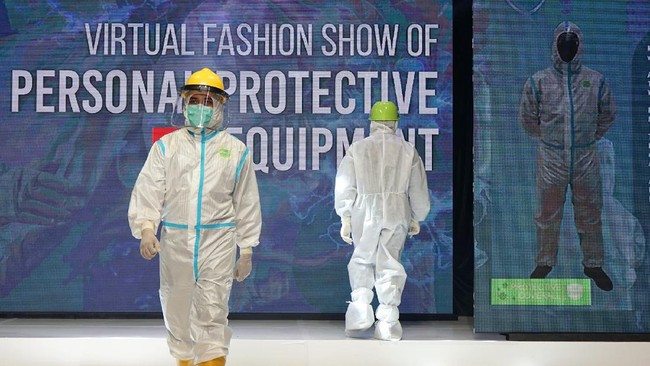 Peragaan yang menampilkan APD COVID-19 produksi UMKM di Yogyakarta itu menjadi media apresiasi bagi petugas medis, relawan serta UMKM yang turut berjuang melawan pandemi COVID-19. ANTARA FOTO/Andreas Fitri Atmoko.