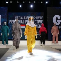 Petugas medis memperagakan busana Alat Pelindung Diri (APD) COVID-19 di kantor GM Production, Sleman, D.I Yogyakarta, Sabtu (1/8/2020). ANTARA FOTO/Andreas Fitri Atmoko.