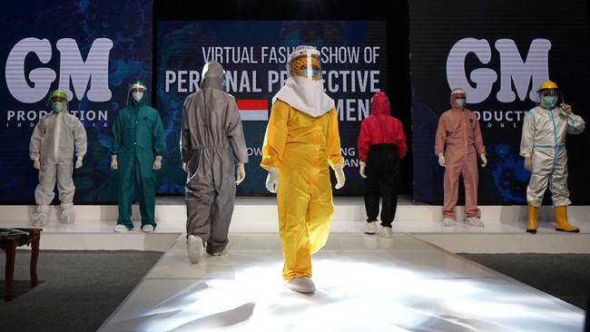 Petugas medis memperagakan busana Alat Pelindung Diri (APD) COVID-19 di kantor GM Production, Sleman, D.I Yogyakarta, Sabtu (1/8/2020). ANTARA FOTO/Andreas Fitri Atmoko.