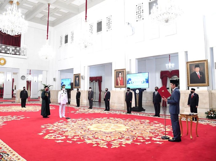 Presiden Jokowi melantik Gubernur Kepri Isdianto.