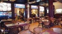 Masih mempertahankan interiornya yang klasik. Masuk ke dalam restoran Tip Top seakan menjelajahi ruang waktu dan kembali ke masa lampau. Foto: Tip Top Medan