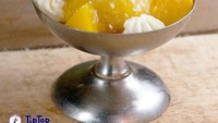 Tak ketinggalan Tip Top juga paling terkenal dengan racikan es krim home madenya yang tak pernah berubah dari dulu. Seperti Peach Melba, Tutty Frutti, sampai Mexicaner. Foto: Tip Top Medan