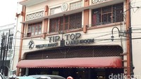 Terletak di Kesawan, Tip Top jadi restoran legendaris paling populer di Medan. Restoran ini masih berdiri kokoh hingga sekarang dengan sejarah yang menarik dibaliknya. Foto: detikFood