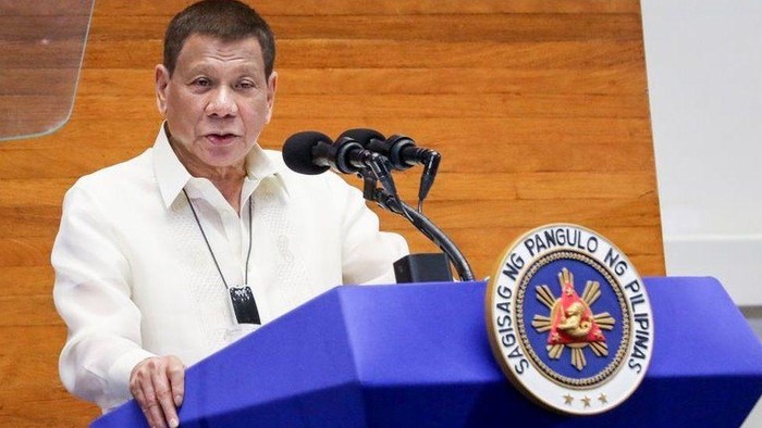 Rodrigo Duterte: Saya tidak bercanda- bersihkan masker dengan bensin
