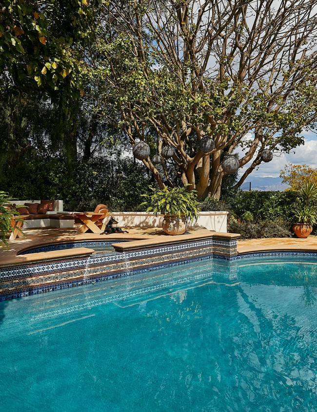 Sebuah kolam renang hadir di halaman belakang rumah. (Foto: Architectural Digest/WILLIAM ABRANOWICZ)