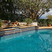 Sebuah kolam renang hadir di halaman belakang rumah. (Foto: Architectural Digest/WILLIAM ABRANOWICZ)