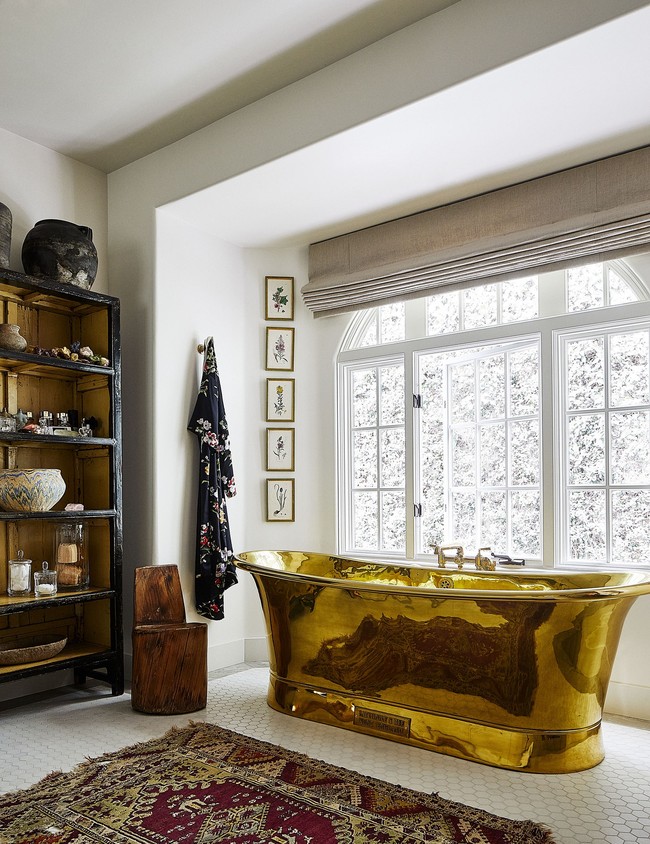 Penampakan kamar mandi Kendall Jenner yang dilengkapi bathtub berwarna emas yang terbuat dari material brass atau kuningan. (Foto: Architectural Digest/WILLIAM ABRANOWICZ)