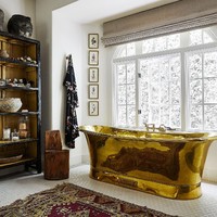 Penampakan kamar mandi Kendall Jenner yang dilengkapi bathtub berwarna emas yang terbuat dari material brass atau kuningan. (Foto: Architectural Digest/WILLIAM ABRANOWICZ)