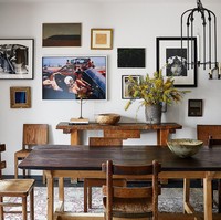 Untuk ruang makan, Kendall Jenner menghadirkan meja makan kayu yang dilengkapi dengan deretan bangku berdesain beda-beda sehingga tak terasa monoton.  (Foto: Architectural Digest/WILLIAM ABRANOWICZ)