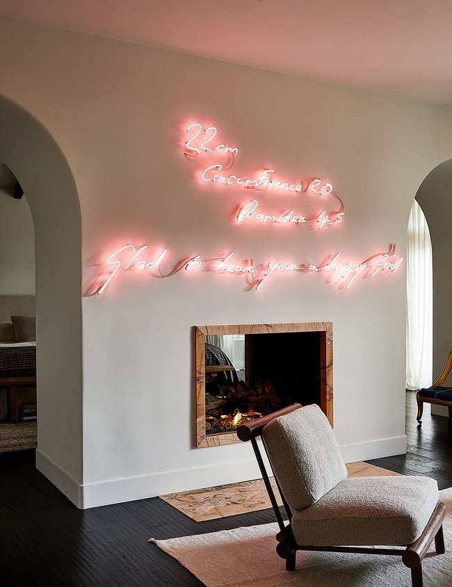 Kamar Kendall terbagi menjadi beberapa ruangan. Salah satu ruangan ia jadikan tempat bersantai yang penuh sofa. (Foto: Architectural Digest/WILLIAM ABRANOWICZ)