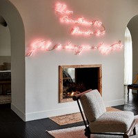 Kamar Kendall terbagi menjadi beberapa ruangan. Salah satu ruangan ia jadikan tempat bersantai yang penuh sofa. (Foto: Architectural Digest/WILLIAM ABRANOWICZ)