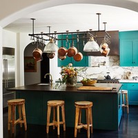 Rumah ini membuatku lebih betah di dapur. Aku sering ada di sini untuk mengasah hobi masakku. Sejauh ini, aku lumayan pintar masak, aku Kendall Jenner. Dapurnya hadir dengan perpaduan material kayu, marmer dan warna hijau yang bold. (Foto: Architectural Digest/WILLIAM ABRANOWICZ)