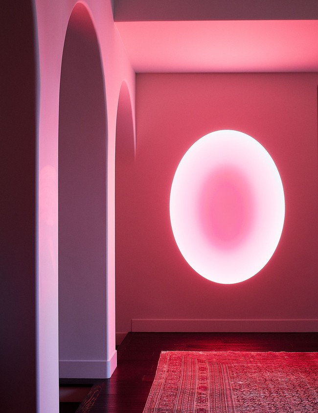 Sebagai penikmat seni kontemporer, Kendall menghiasi rumahnya dengan karya seniman James Turrell. Aku ingin karya seni ini menjadi focal point rumah, jadi aku sangat senang ini ada di sini, katanya tentang benda berbentuk elips di dinding yang dihiasi lampu LED karya James. (Foto: Architectural Digest/WILLIAM ABRANOWICZ)