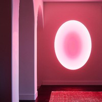 Sebagai penikmat seni kontemporer, Kendall menghiasi rumahnya dengan karya seniman James Turrell. Aku ingin karya seni ini menjadi focal point rumah, jadi aku sangat senang ini ada di sini, katanya tentang benda berbentuk elips di dinding yang dihiasi lampu LED karya James. (Foto: Architectural Digest/WILLIAM ABRANOWICZ)