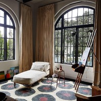 Ruangan lainnya dijadikan sebagai studio seni. Ia senang melukis untuk melepas penat dan stres karena pekerjaan. (Foto: Architectural Digest/WILLIAM ABRANOWICZ)