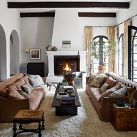 Ruang keluarga terasa sangat cozy dengan kehadiran sofa yang penuh bantal berikut perapian bergaya klasik. Rumah ini baru satu setengah tahun ditempati Kendall setelah melalui renovasi panjang selama hampir setahun. Ia memercayakan urusan interior kepada timnya yang terdiri dari Waldo Fernandez serta duo ibu-anak Kathleen dan Tommy Clements. Waldo pernah mengerjakan rumah Brad Pitt dan Tobey Maguire. Sementara itu, klien selebriti Kathleen dan Tommy mencakup presenter terkenal Ellen DeGeneres dan Adam Levine. (Foto: Architectural Digest/WILLIAM ABRANOWICZ)