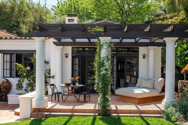 Inilah rumah Kendall Jenner yang berada di sebuah kawasan elite di Los Angeles, California, AS. Rumah bergaya mediterania dengan sentuhan kolonial menjadi pilihannya. (Foto: Architectural Digest/WILLIAM ABRANOWICZ)