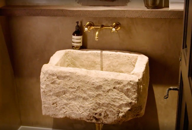 Interior rumah Kendall Jenner kental dengan unsur alam. Untuk kamar mandi tamu, adik Kim Kardashian itu menggunakan batu alam asli yang beratnya mencapai 1.360 kg. (Foto: Architectural Digest/WILLIAM ABRANOWICZ)