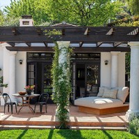 Inilah rumah Kendall Jenner yang berada di sebuah kawasan elite di Los Angeles, California, AS. Rumah bergaya mediterania dengan sentuhan kolonial menjadi pilihannya. (Foto: Architectural Digest/WILLIAM ABRANOWICZ)