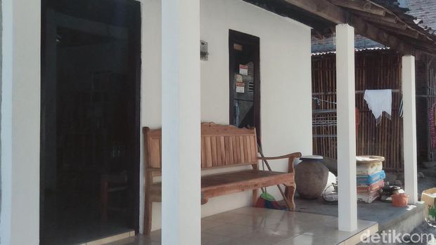 Salah satu sudut teras tempat Mbah Minto biasa syuting dengan latar gentong dan anglo
