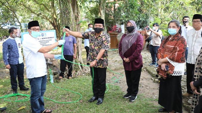 Sekjen Kemendagri Muhamad Hudori secara simbolis menyerahkan bantuan hewan kurban