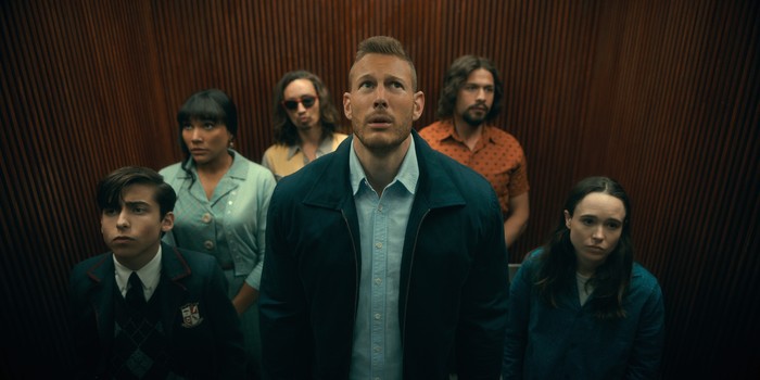THE UMBRELLA ACADEMY (L to R) AIDAN GALLAGHER as NUMBER FIVE, EMMY RAVER-LAMPMAN as ALLISON HARGREEVES, ROBERT SHEEHAN as KLAUS HARGREEVES, TOM HOPPER as LUTHER HARGREEVES, DAVID CASTAÑEDA as DIEGO HARGREEVES and ELLEN PAGE as VANYA HARGREEVES in episode 206 of THE UMBRELLA ACADEMY Cr. COURTESY OF NETFLIX/NETFLIX © 2020