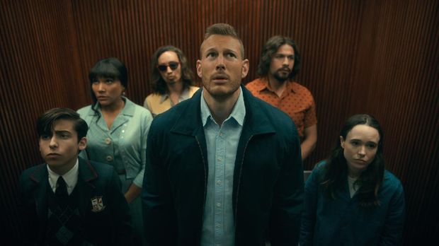 THE UMBRELLA ACADEMY (L to R) AIDAN GALLAGHER as NUMBER FIVE, EMMY RAVER-LAMPMAN as ALLISON HARGREEVES, ROBERT SHEEHAN as KLAUS HARGREEVES, TOM HOPPER as LUTHER HARGREEVES, DAVID CASTAÑEDA as DIEGO HARGREEVES and ELLEN PAGE as VANYA HARGREEVES in episode 206 of THE UMBRELLA ACADEMY Cr. COURTESY OF NETFLIX/NETFLIX © 2020