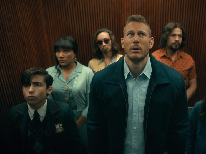 Serial televisi Netflix The Umbrella Academy Musim ke-2 THE UMBRELLA ACADEMY (L to R) AIDAN GALLAGHER as NUMBER FIVE, EMMY RAVER-LAMPMAN as ALLISON HARGREEVES, ROBERT SHEEHAN as KLAUS HARGREEVES, TOM HOPPER as LUTHER HARGREEVES, DAVID CASTAÑEDA as DIEGO HARGREEVES and ELLEN PAGE as VANYA HARGREEVES in episode 206 of THE UMBRELLA ACADEMY Cr. COURTESY OF NETFLIX/NETFLIX © 2020