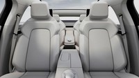 Area kabin Sony Vision-S mengambil tema warna putih, sehingga menghadirkan kesan luas. Terlebih di bagian atap terdapat panoramic roof yang memanjang dari kursi depan hingga belakang. Foto: Sony