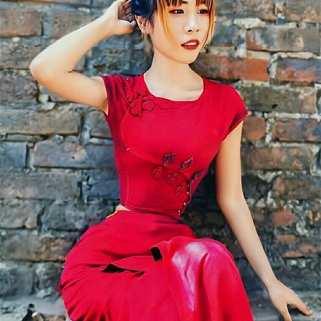 Namun ternyata untuk mendapatkan pinggang kecil tersebut, Su Naing selalu melakukan latihan pinggang secara rutin dan teratur. Selain itu, dirinya juga selalu menggunakan korset untuk membentuk pingganya itu. Foto: Instagram @sumohnaing