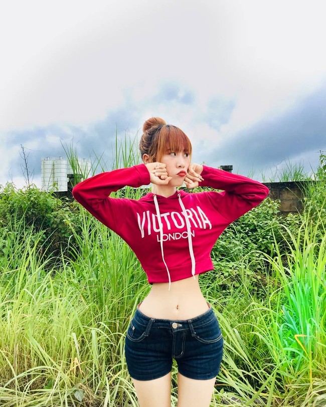 Saya dalam disposisi yang sehat dan menjaga pola makan yang sehat sehingga tidak ada yang perlu dikhawatirkan. Saya tidak berpikir ada yang salah dengan penampilan saya. Saya senang berpose untuk foto dan memamerkan penampilan saya. Pujian itu sangat bagus. Orang-orang setuju bahwa itu adalah tampilan yang indah, jelas Su Naing. Foto: Instagram @sumohnaing