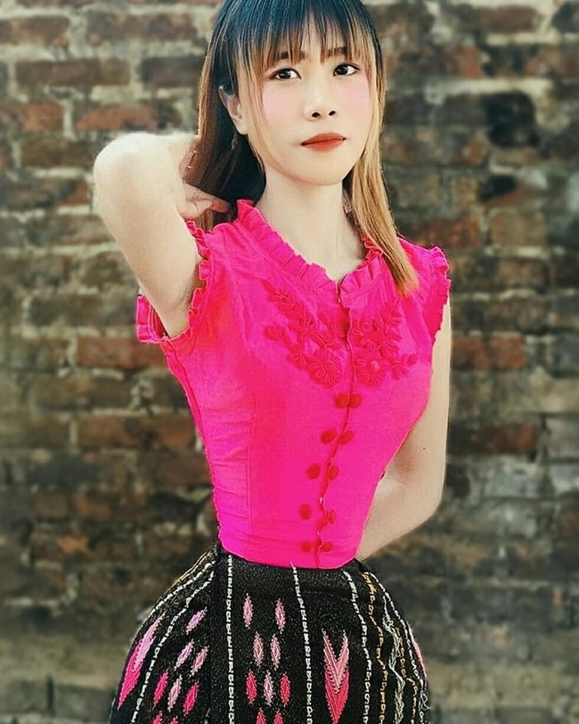 Wanita bernama Su Naing mengklaim bahwa dirinya memiliki ukuran lingkar pinggang hanya 34 cm. Dengan ukuran pinggang yang sangat kecil, Su Naing dipercaya menjadi salah satu wanita dengan lingkar pinggang terkecil di dunia. Foto: Instagram @sumohnaing