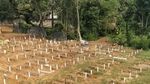 3 Anak Perempuan Panjat Tower Demi Ziarahi Ibu di Makam Corona