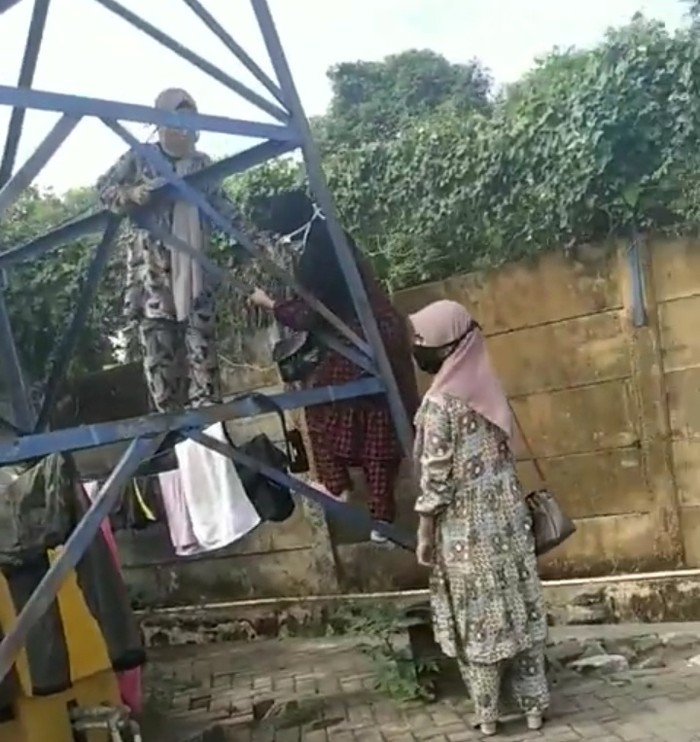 Suami di Gowa panjat tower bareng tiga anak demi ziarah makam istri Corona Suami di Gowa panjat tower bareng tiga anak demi ziarah makam istri Corona