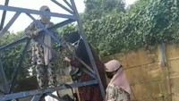 Seorang pria di Kabupaten Gowa, Sulawesi Selatan (Sulsel), bernama Andi Baso Ryadi Mappasulle, bersama tiga putrinya nekat memanjat tower untuk berziarah ke makam istri. (Dok. Istimewa)