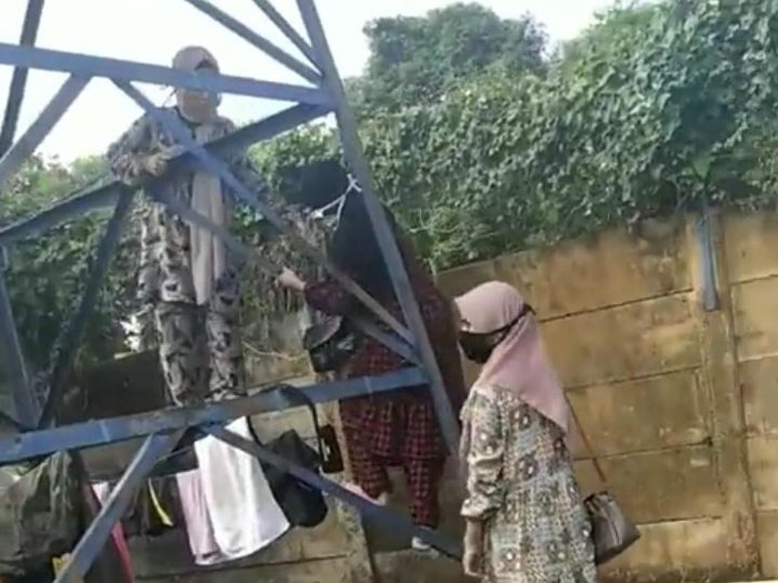 Suami di Gowa panjat tower bareng tiga anak demi ziarah makam istri Corona