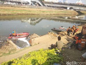 Hilang 24 Jam, Bocah yang Tenggelam di Kanal Banjir Palmerah Masih Dicari