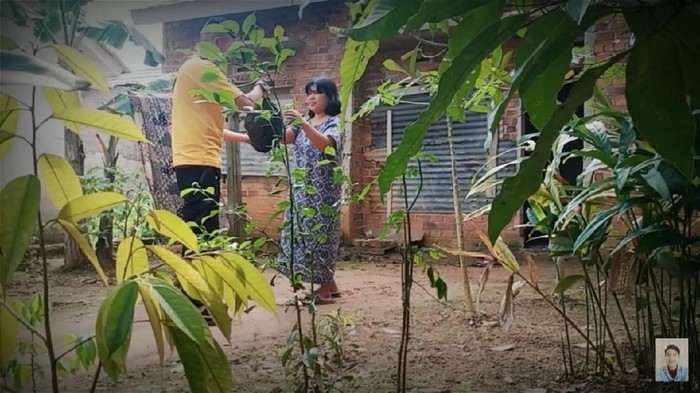 Video prank YouTuber prank memberi daging kurban yang ternyata berisi sampah (YouTube Edo putra Official)