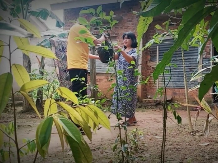 Video prank YouTuber prank memberi daging kurban yang ternyata berisi sampah (YouTube Edo putra Official)