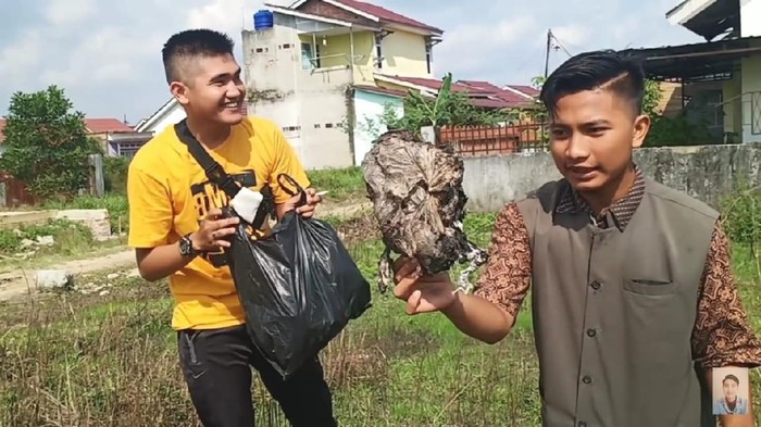Video prank YouTuber prank memberi daging kurban yang ternyata berisi sampah (YouTube Edo putra Official) Video prank YouTuber prank memberi daging kurban yang ternyata berisi sampah (YouTube Edo putra Official)