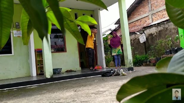 Video prank YouTuber prank memberi daging kurban yang ternyata berisi sampah (YouTube Edo putra Official)