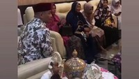 Usai cukur gundul, Pasha banyak menerima tamu di rumah jabatan (rujab). (Foto: dok. Istimewa)