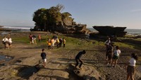 Wisatawan domestik menikmati pemandangan saat liburan Idul Adha 1441H di masa Adaptasi Kebiasaan Baru tahap II di obyek wisata Tanah Lot, Tabanan, Bali, Sabtu (1/8/2020).