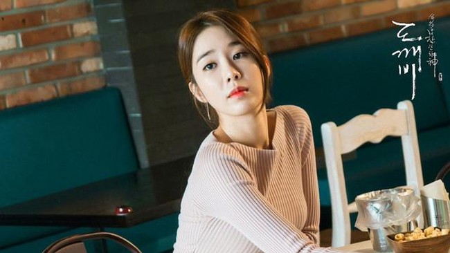 Sosok Yoo In Na kembali menarik atensi pecinta drama Korea saat membintangi serial Guardian: The Lonely and Great God atau Goblin. Dia menjadi tokoh bernama Sunny, wanita pemilik restoran yang ditaksi malaikat maut  Grim Reaper (pemain Lee Dong Wook). Foto: Dok. tvN, MBC