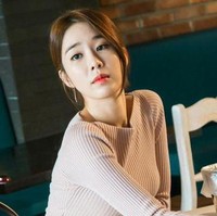 Sosok Yoo In Na kembali menarik atensi pecinta drama Korea saat membintangi serial Guardian: The Lonely and Great God atau Goblin. Dia menjadi tokoh bernama Sunny, wanita pemilik restoran yang ditaksi malaikat maut  Grim Reaper (pemain Lee Dong Wook). Foto: Dok. tvN, MBC