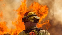 Seorang petugas tampak bersiap memadamkan api di kawasan California, Sabtu (1/8/2020) waktu setempat.