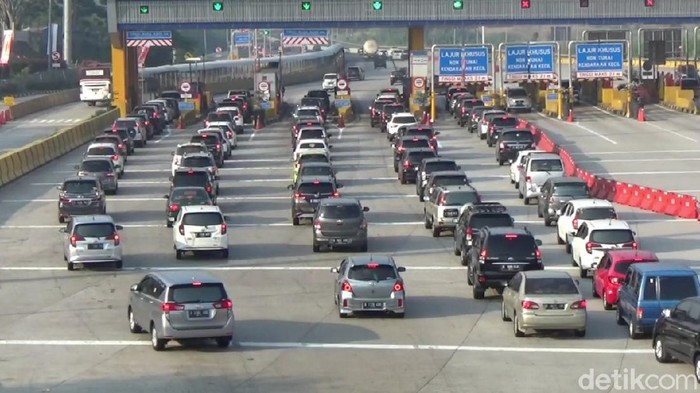 Antrean kendaraan di Gerbang Tol