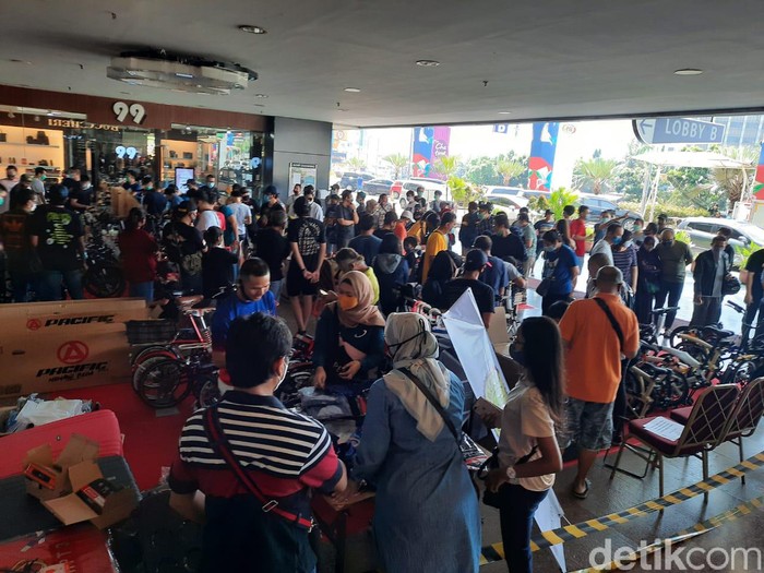 Di tengah pandemi virus Corona COVID-19, minat bersepeda justru sedang tinggi-tingginya. Gowesnya sih sehat, tapi kalau berkerumun apa tidak takut Corona?
Pameran sepeda di Mangga Dua Square Jakarta Utara, Sabtu (1/8/2020)