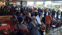 Para penggemar sepeda berumunan di sebuah pameran sepeda di Jakarta Utara, Sabtu (1/8/2020).