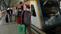 Diketahui, kereta Bandara Kualanamu kembali beroperasi dengan menerapkan sejumlah protokol kesehatan seperti mengimbau penumpangnya untuk mengenakan masker serta menerapkan physical distancing atau jaga jarak.